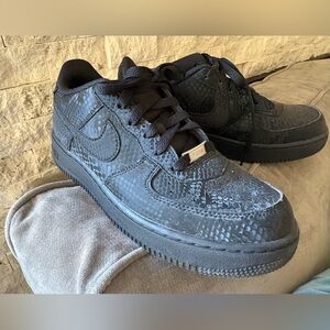 Nike AIR FORCE 1 BLACK MAMBA Textured Snakeskin Sneakers 7Y fits 8.5 women’s